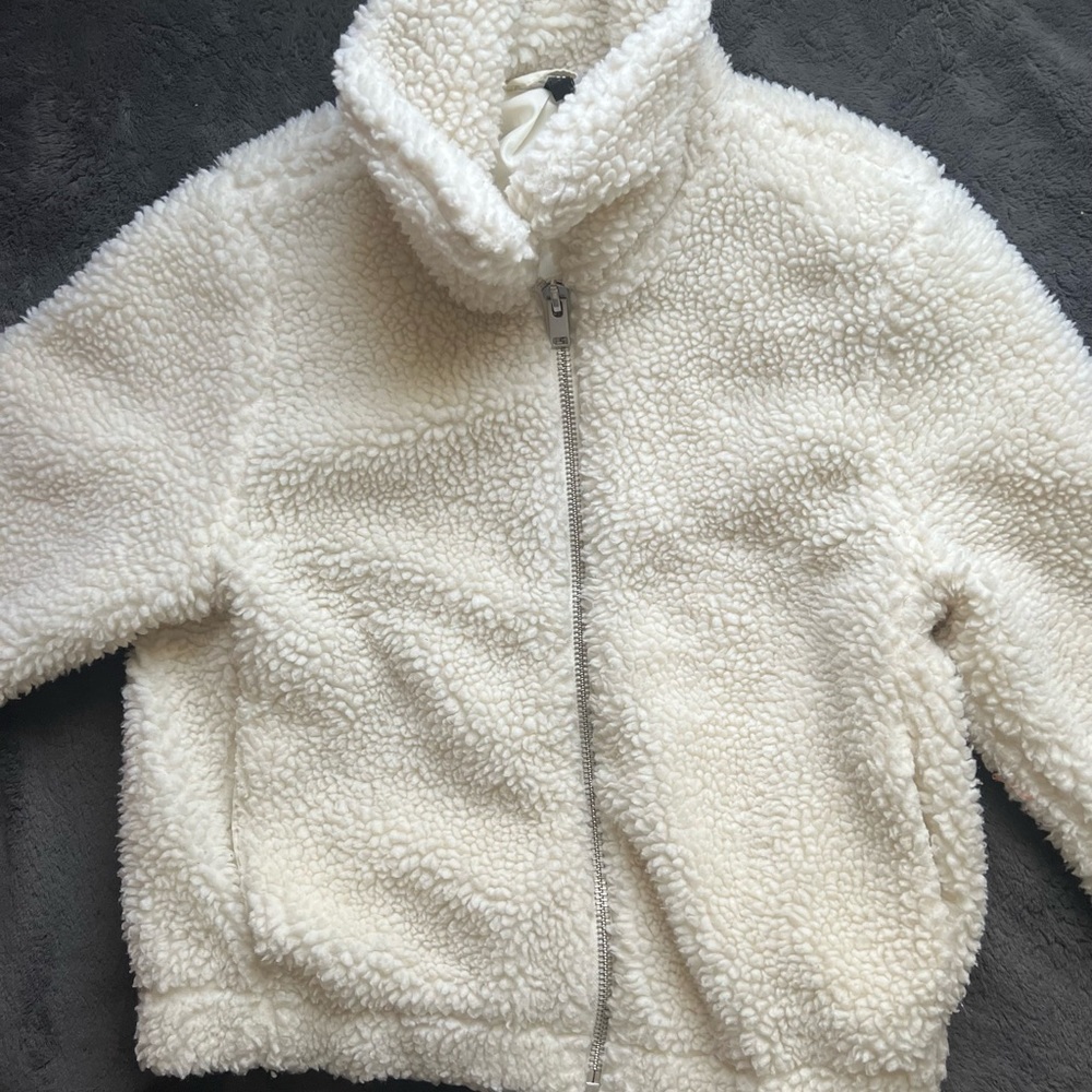 Off-whited fuzzy coat